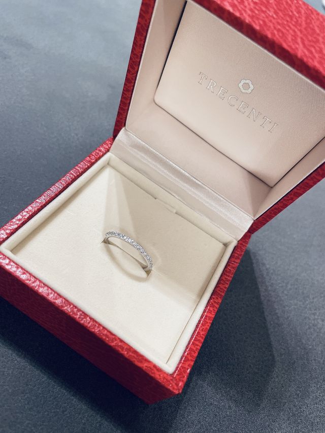 ハーフエタニティタイプです。