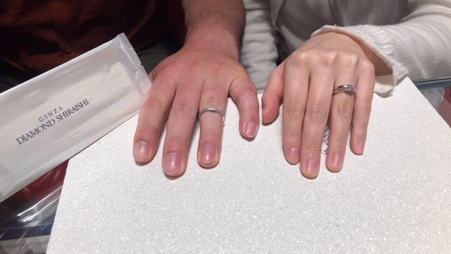 結婚指輪を着用し、二人の指を撮影