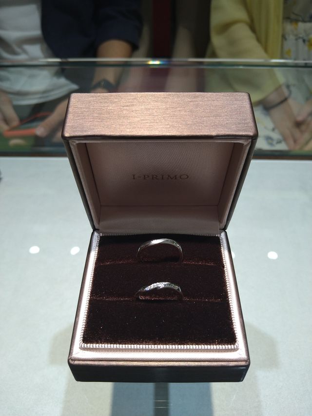 初めて2人で選んだ結婚指輪を
初めて2人で見た瞬間です。