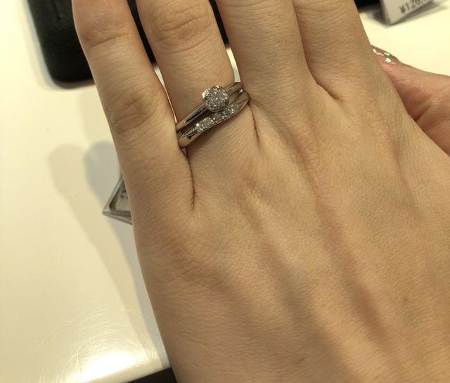 メレダイヤのついた結婚指輪です。