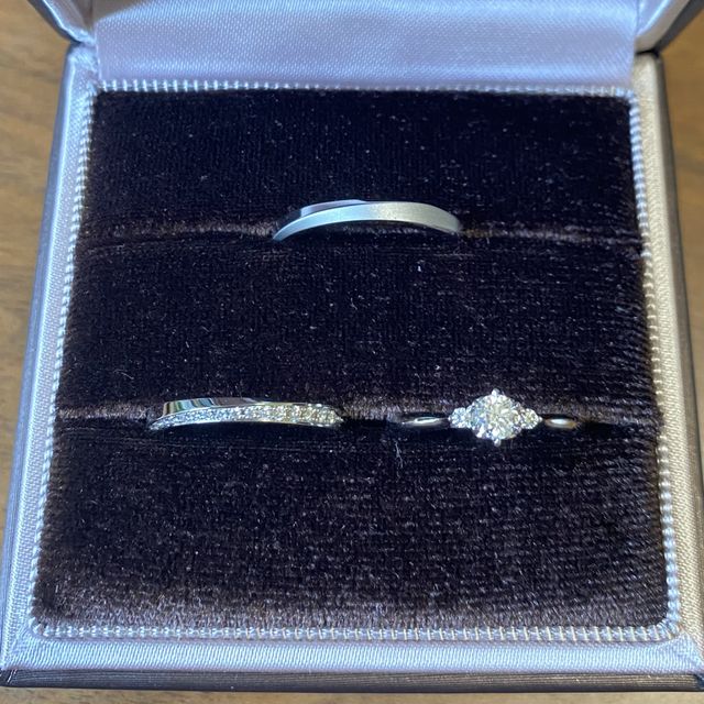 主人の指輪(上)と、私の結婚指輪(下左)と婚約指輪(下右)。