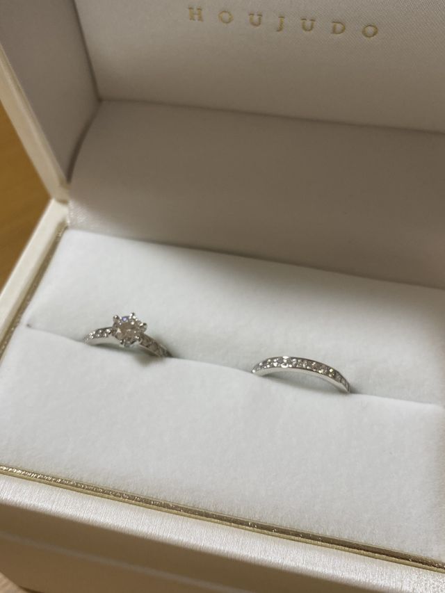 右側の結婚指輪はハーフエタニティのプリンセスカット