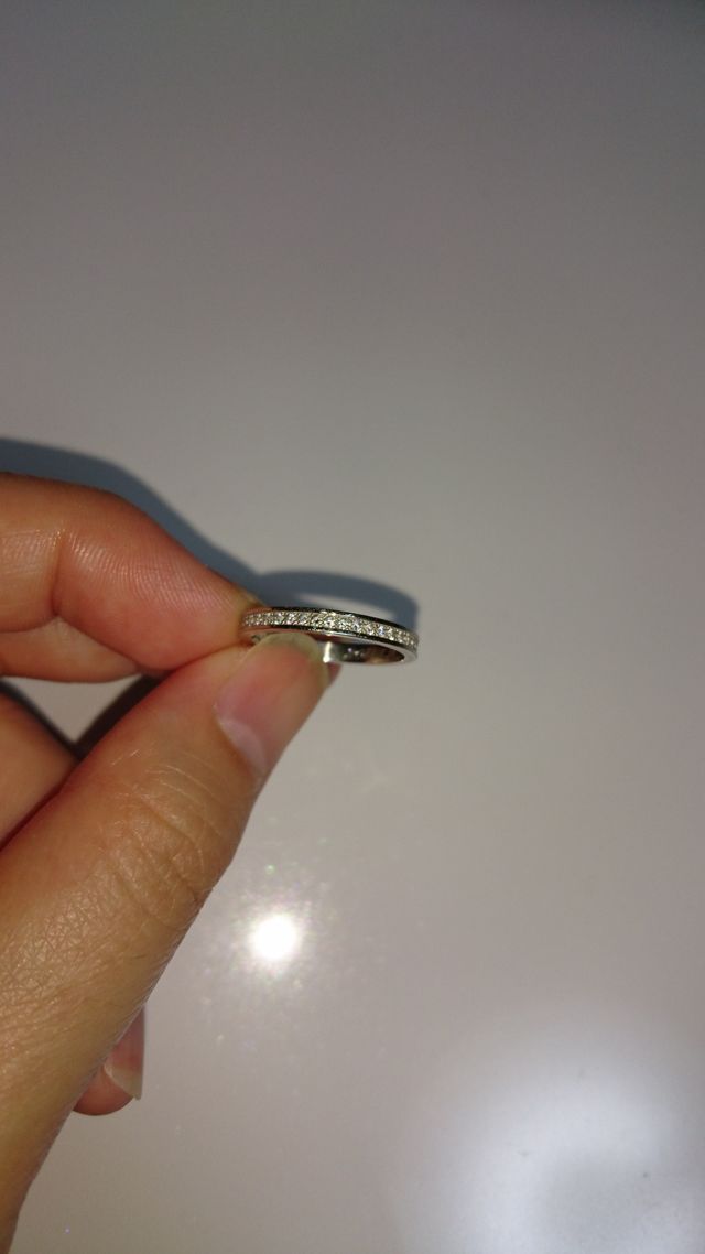 内側には結婚記念日と名前、ストーンが一粒刻まれています。