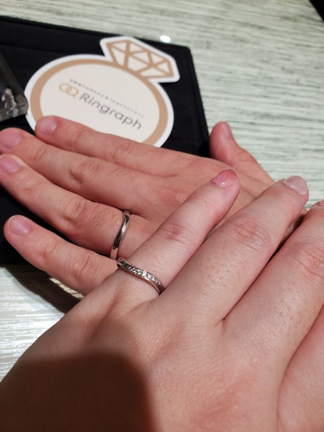 購入を決めた指輪のサンプルを試着しました