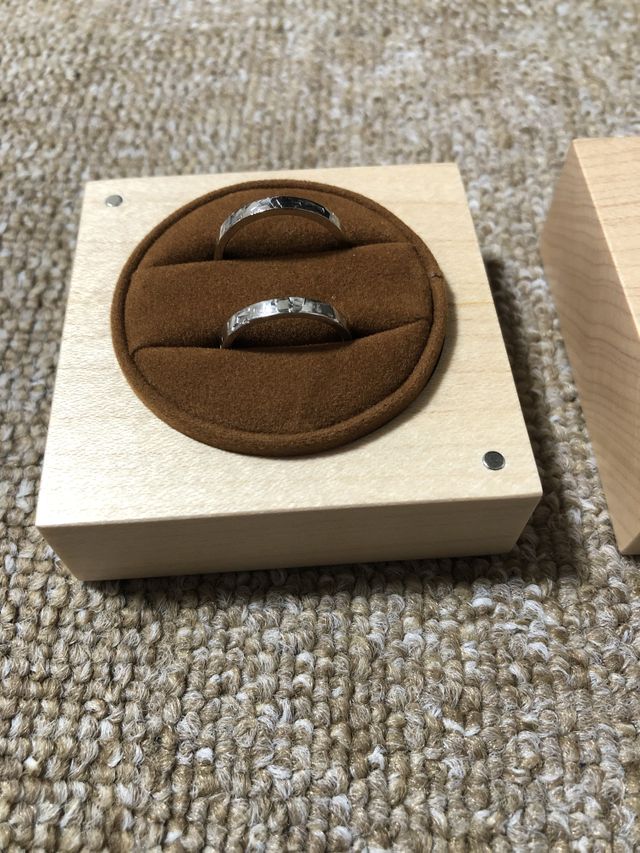 ハンマーを使って、オリジナルの模様をつけています。