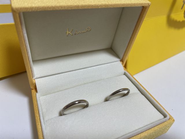 内側に2人の思い出の物のデザインを彫ってもらいました。