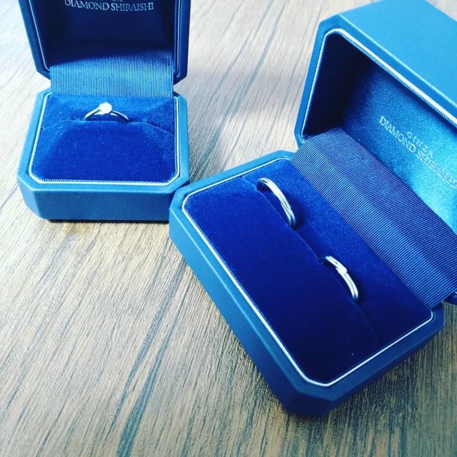 彼が選んでくれた婚約指輪と一緒に記念撮影