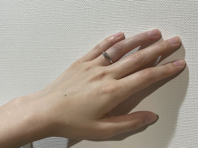 ダイヤが強調されるデザイン。リングはウェーブがかってます。