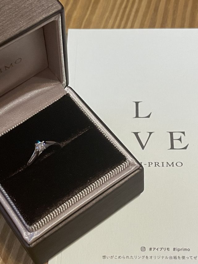 ダイヤをとめるツメが4点なのが特徴的です。