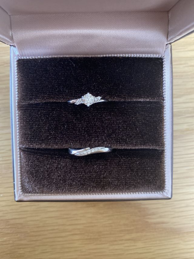 以前同ブランドで購入した婚約指輪と一緒に撮影しました。