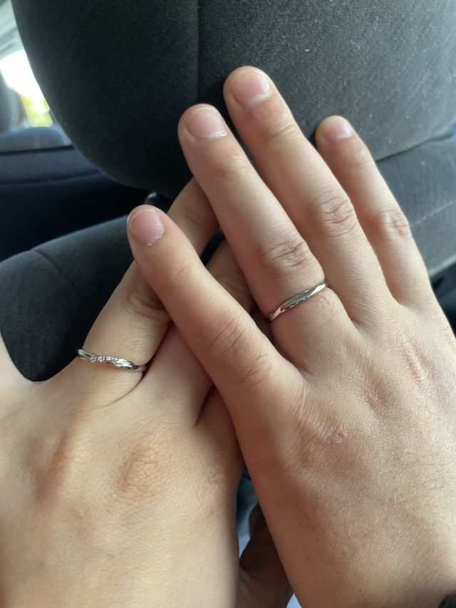 夫婦でつけてみました。デザインがあるので、動きがあります。