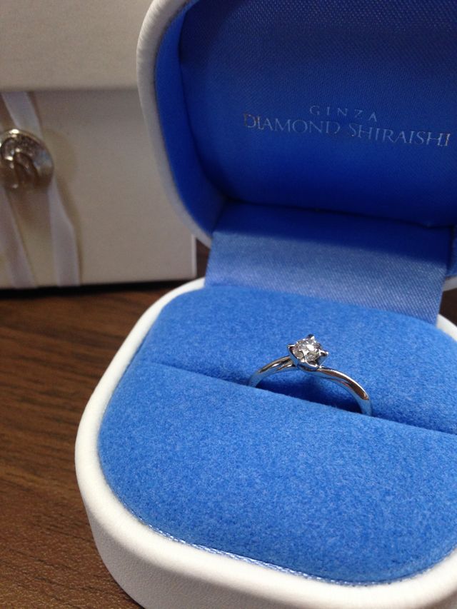 婚約指輪です。ダイヤのキラキラがたまりません♪