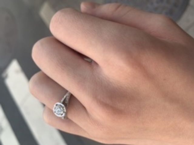 0.45カラット
外では白く輝く