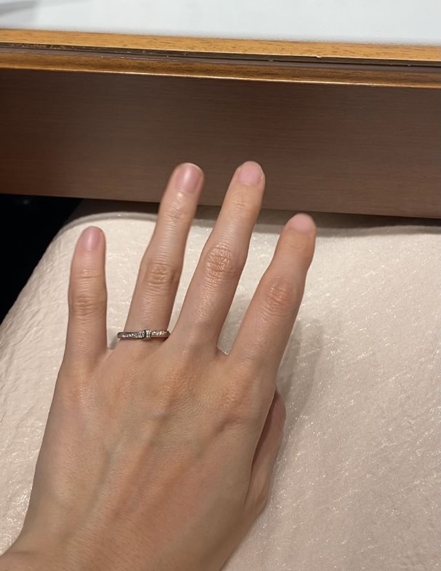 指輪を付けて、手を自由に動かしていた際に撮った写真です。