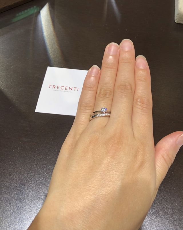 ダイヤモンドがとても綺麗でシンプルなデザインです。