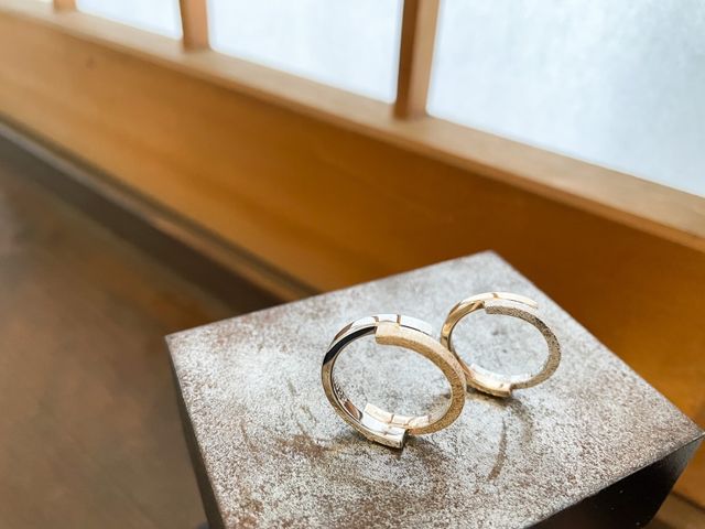 お店の方が完成した指輪の写真を撮ってくださいました。