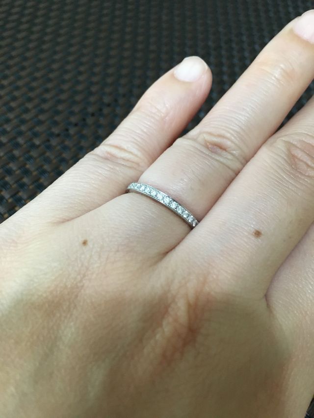 平らなハーフエタニティで飽きのこないデザインです