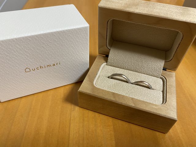 uhimariのロゴが入った木箱にリングが二つ入っている