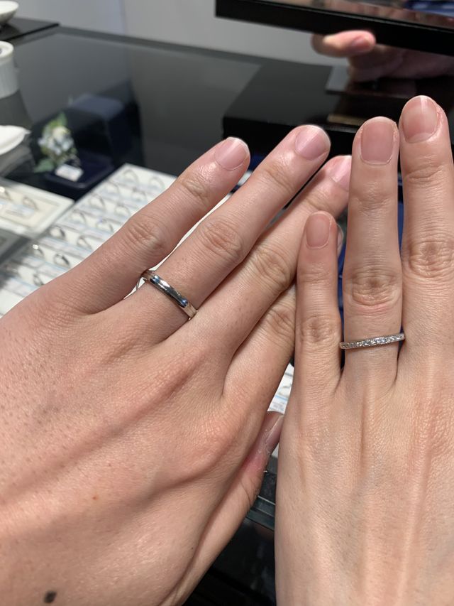 エタニティーリングはペアがなかったため、似た形で購入。