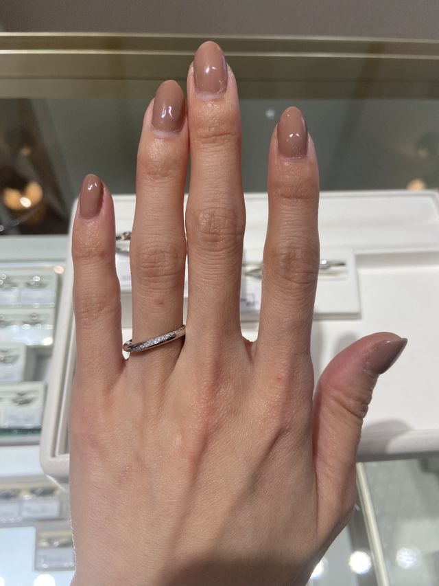 プラチナ製メレダイヤが散りばめられたしっかりしたリングです