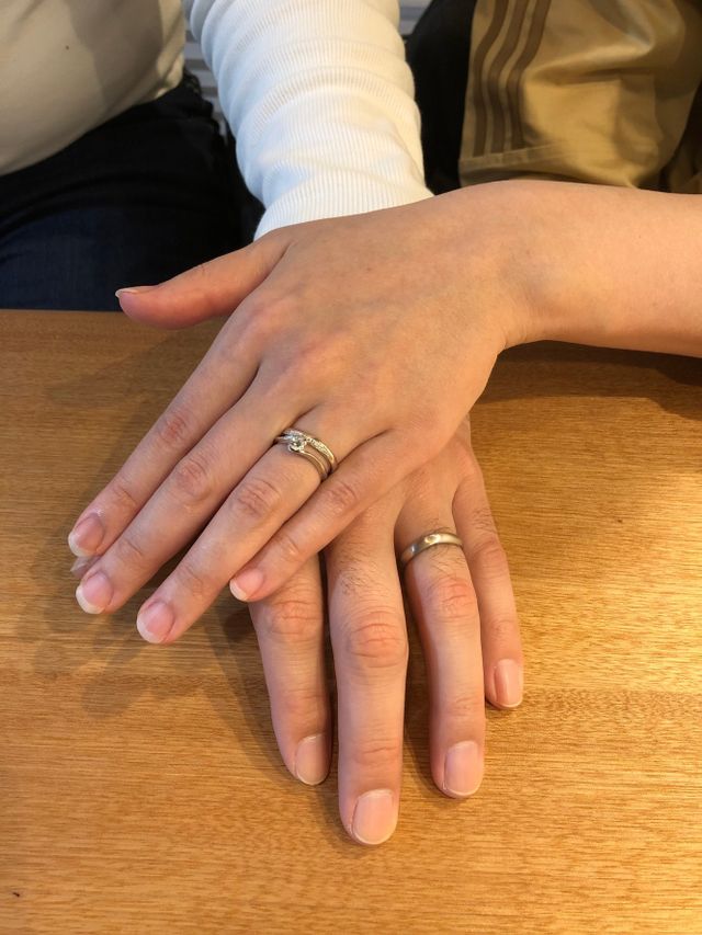 結婚指輪は縁結で婚約指輪は光結です。やさしく指に馴染みます。