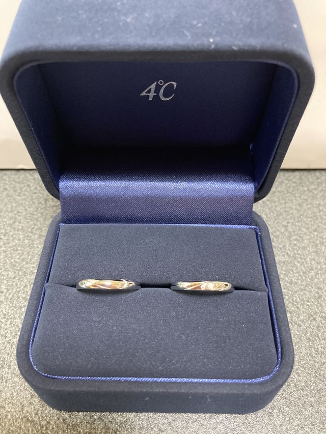 2つを重ねるとハートの柄になる結婚指輪です。