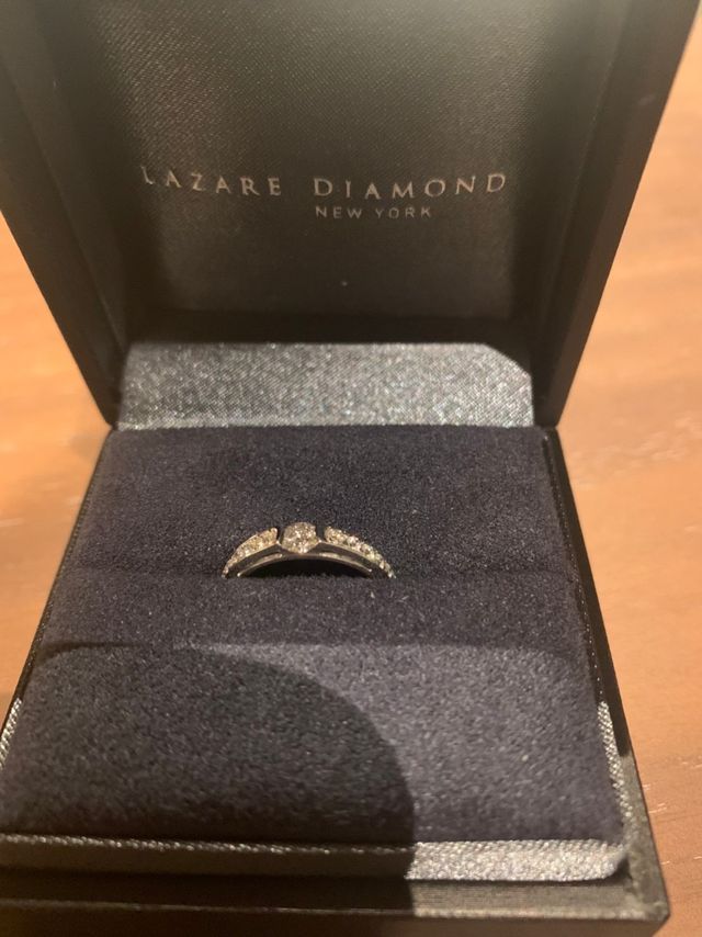 真ん中のダイヤのサイズは予算と好みに合わせて変更可能です。
