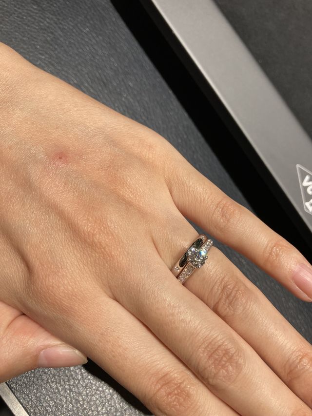 他の結婚指輪との相性も抜群で、ぴったりとハマります