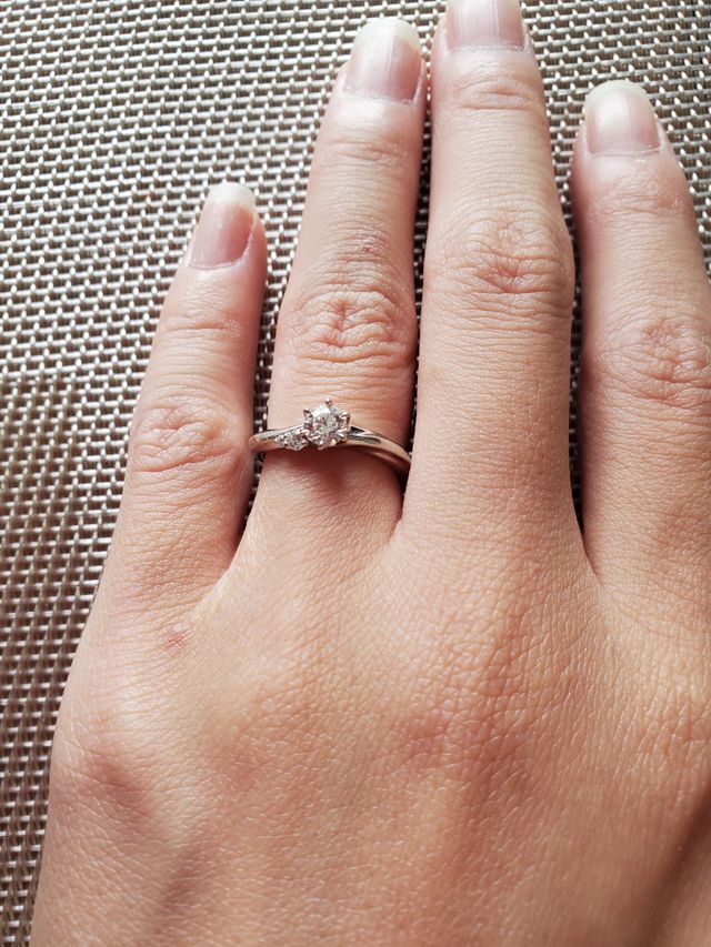 アームも幅広なのでダイヤモンドもしっかり目に付いています。