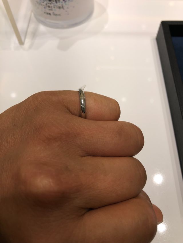 結婚指輪です。サイズ比較のため小指に付けてます。