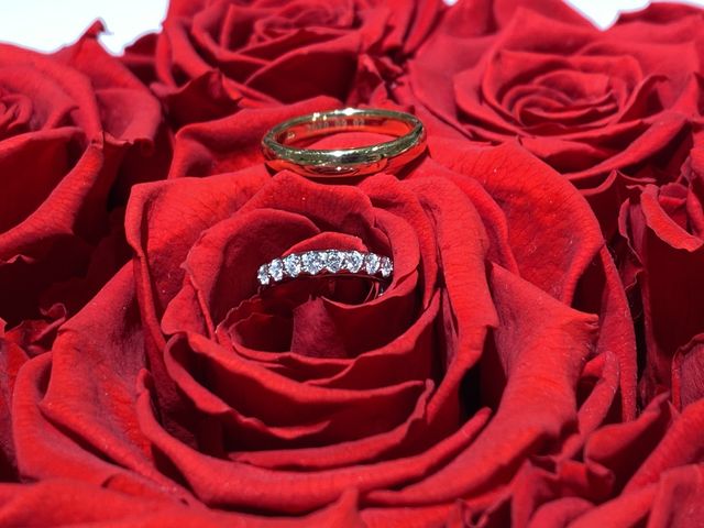 バラのリングピローを用意して写真を撮らせてくれました。