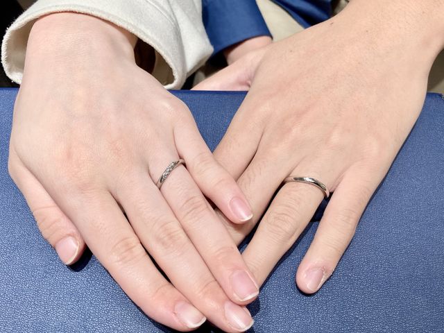 店員さんにとっていただき写真で比較しこのリングに決めました。