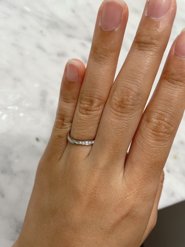 片側だけメレ入ったデザイン。