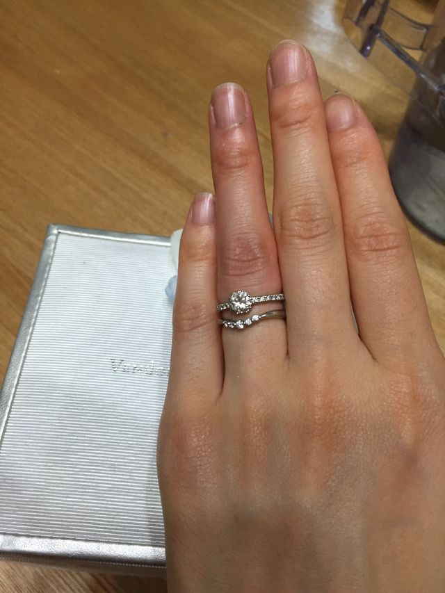 結婚指輪との重ね付け。
