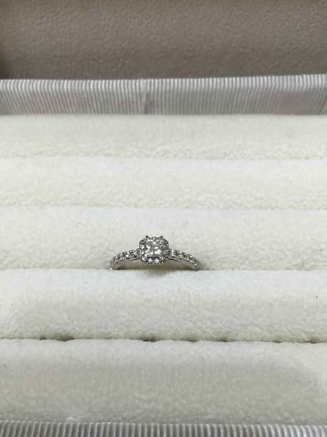 婚約指輪です。