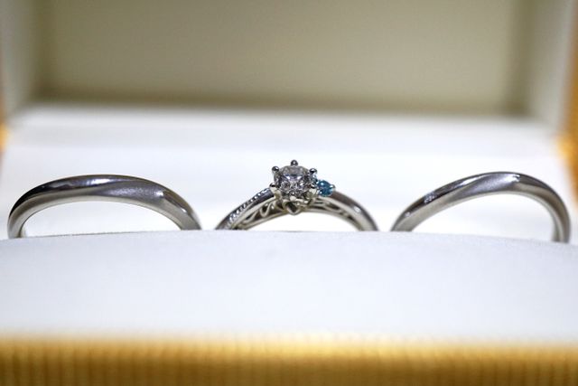 婚約指輪、結婚指輪をセットで購入。
結婚指輪は波のデザイン。
