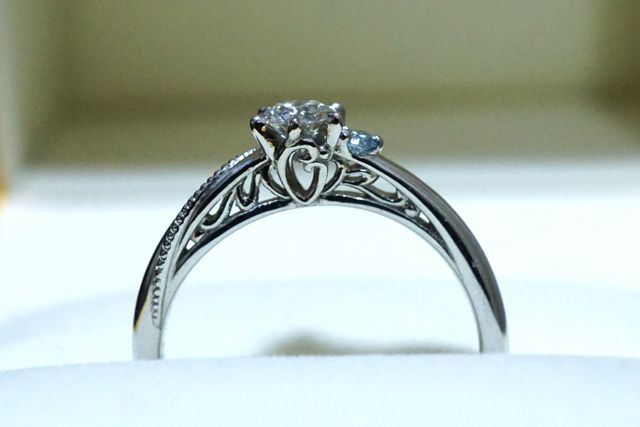 婚約指輪を側面から。イニシャルをデザインしてもらいました。