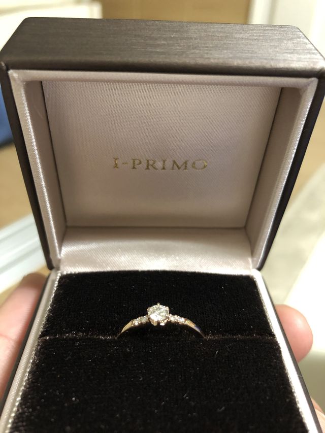 細身な指だった為、小ぶりなダイヤモンドを希望していた