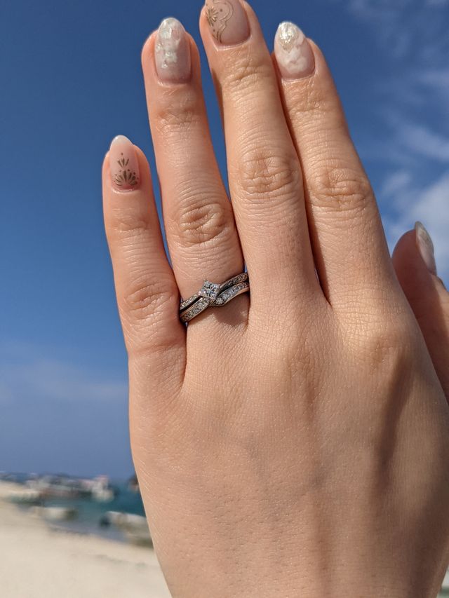 婚約指輪、結婚指輪の重ね付け写真です。