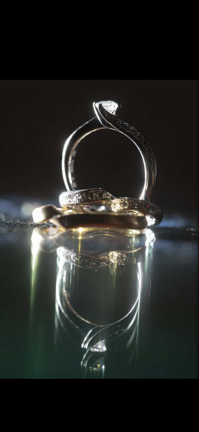 挙式時に撮影。側面からもダイヤモンドの美しさが伺えます。