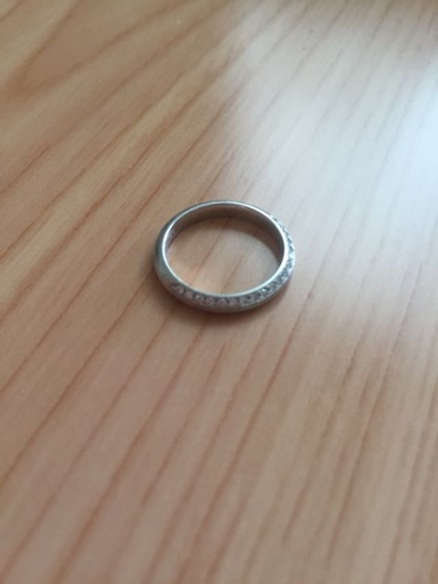 上面の半分にのみ石が入ってます