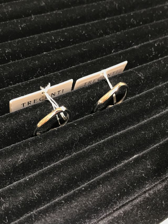 少しウェーブのついた結婚指輪です。