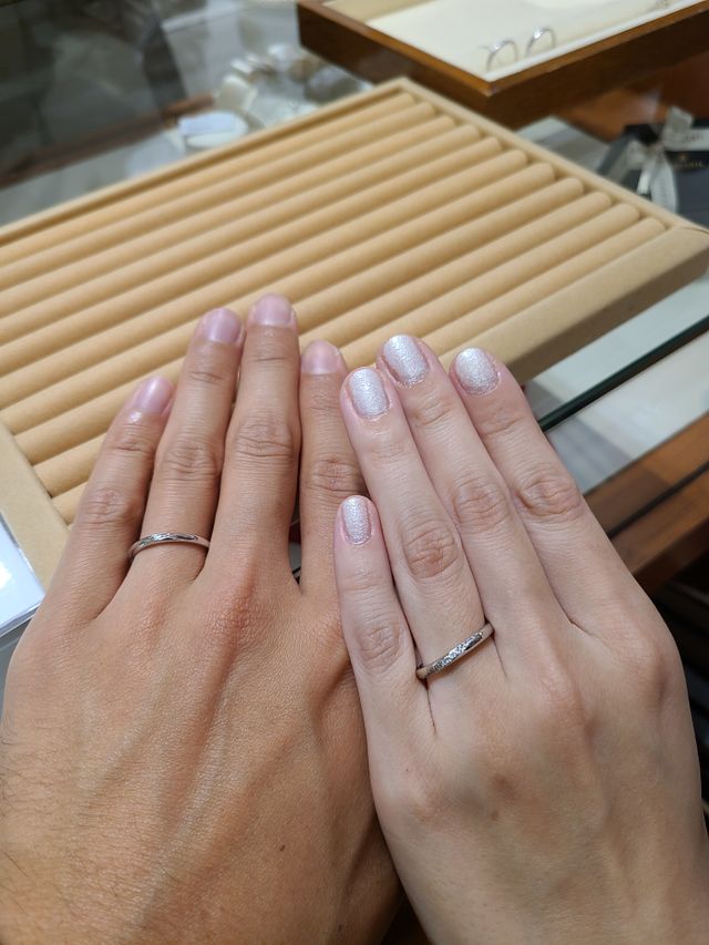 婚約指輪に似合った指輪を選んでくださりました。
