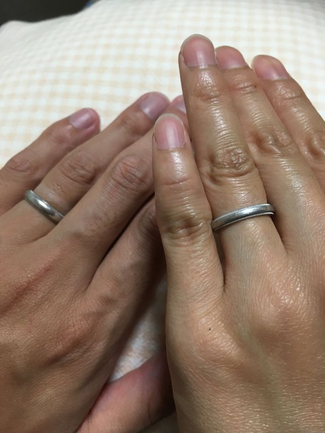 左側の手が夫、右が妻です。