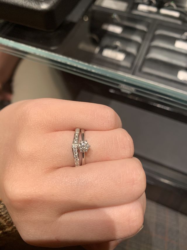 v字のメレダイヤをあしらったデザイン