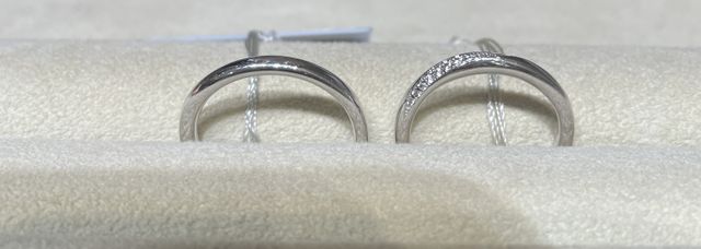 ストレートでダイヤが入ったデザインです。