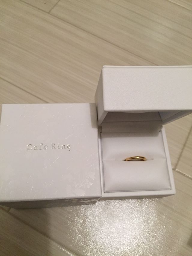 イエローゴールドです。シンプルで気に入りました。