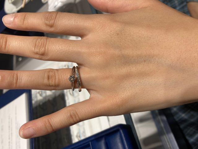 自分の婚約指輪と重ね付けしたときの写真です。