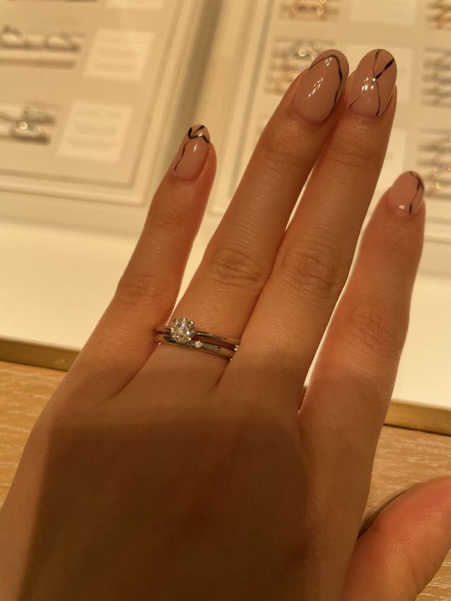 婚約指輪と結婚指輪の重ね付けです。