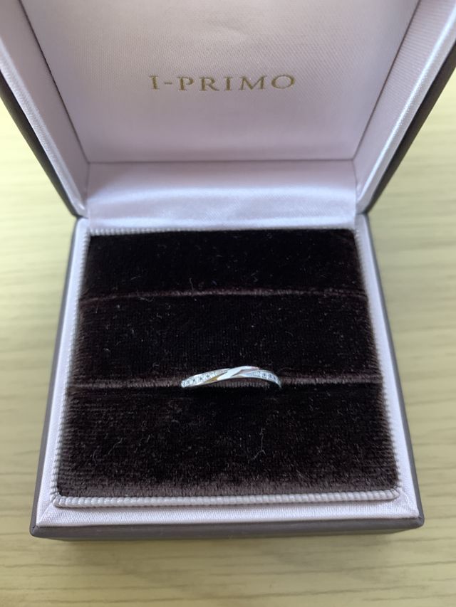 婚約指輪と重ね付けしてもとても素敵です。